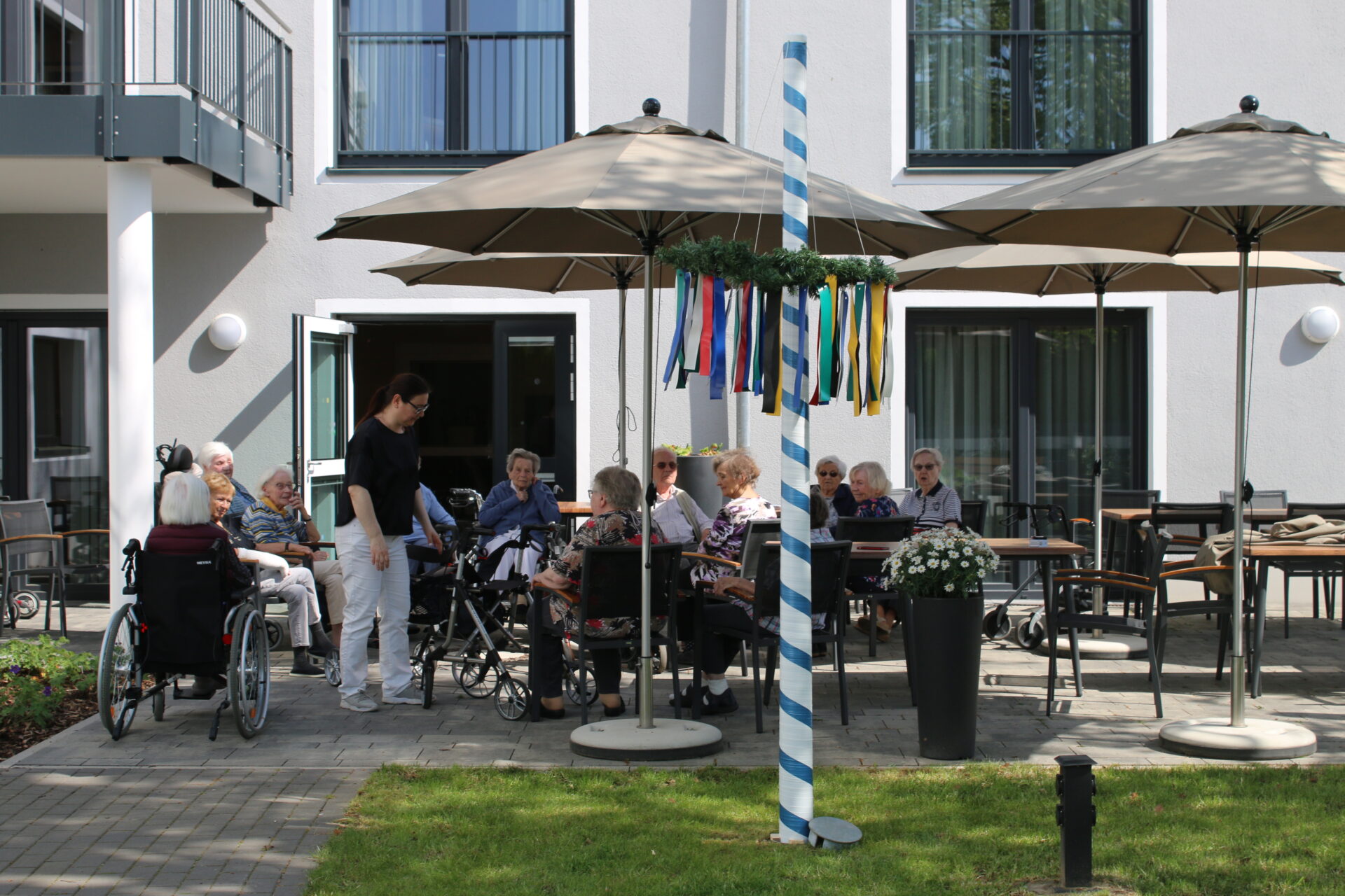 maibaum-schmücken-bremer-strasse-2