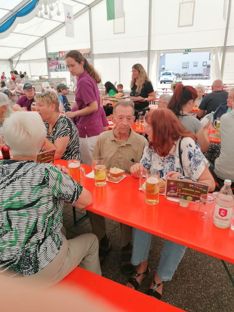 compassio-Seniorendomizil-Haus-Sibylla-Muggensturm-Volksfest