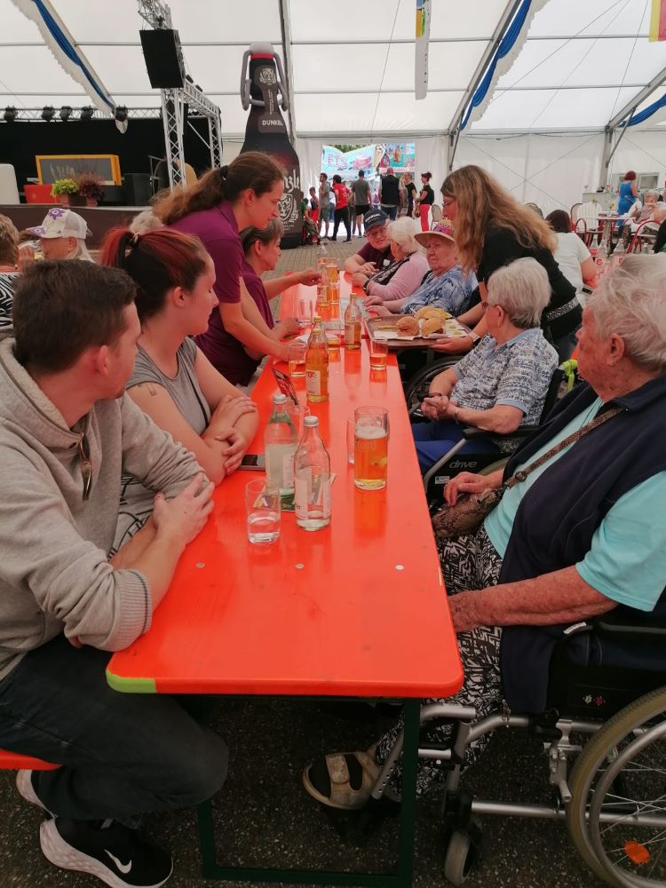 compassio-Seniorendomizil-Haus-Sibylla-Muggensturm-Volksfest