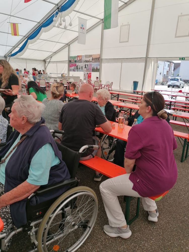 compassio-Seniorendomizil-Haus-Sibylla-Muggensturm-Volksfest