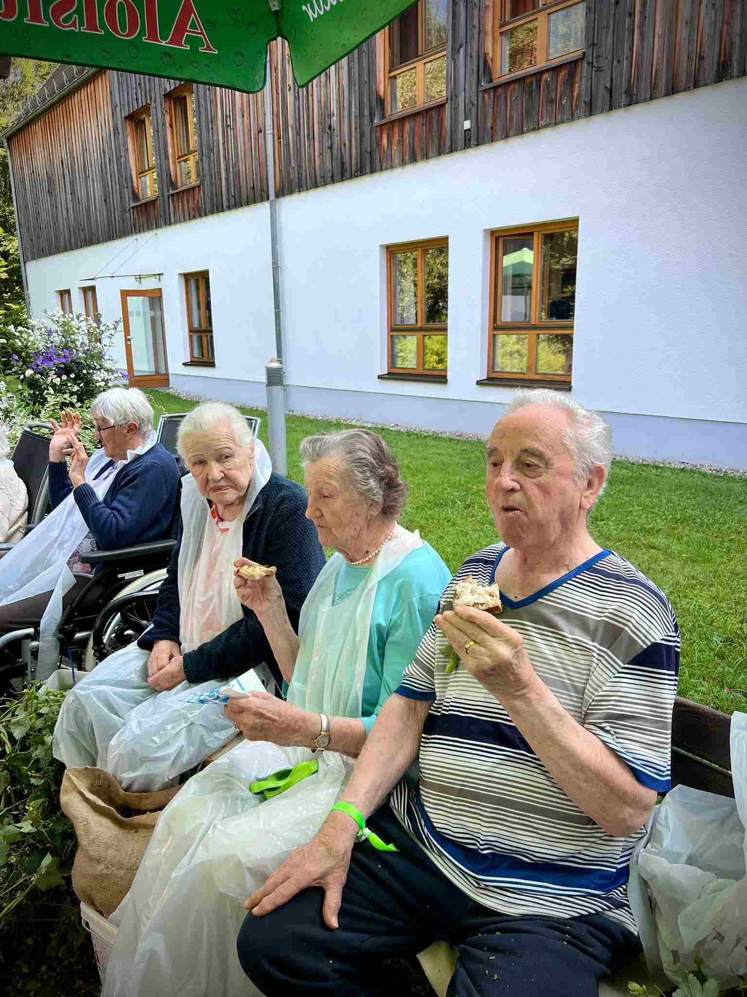 Traditioneller Hopfen-Zupfa-Wettbewerb im Haus Raphael