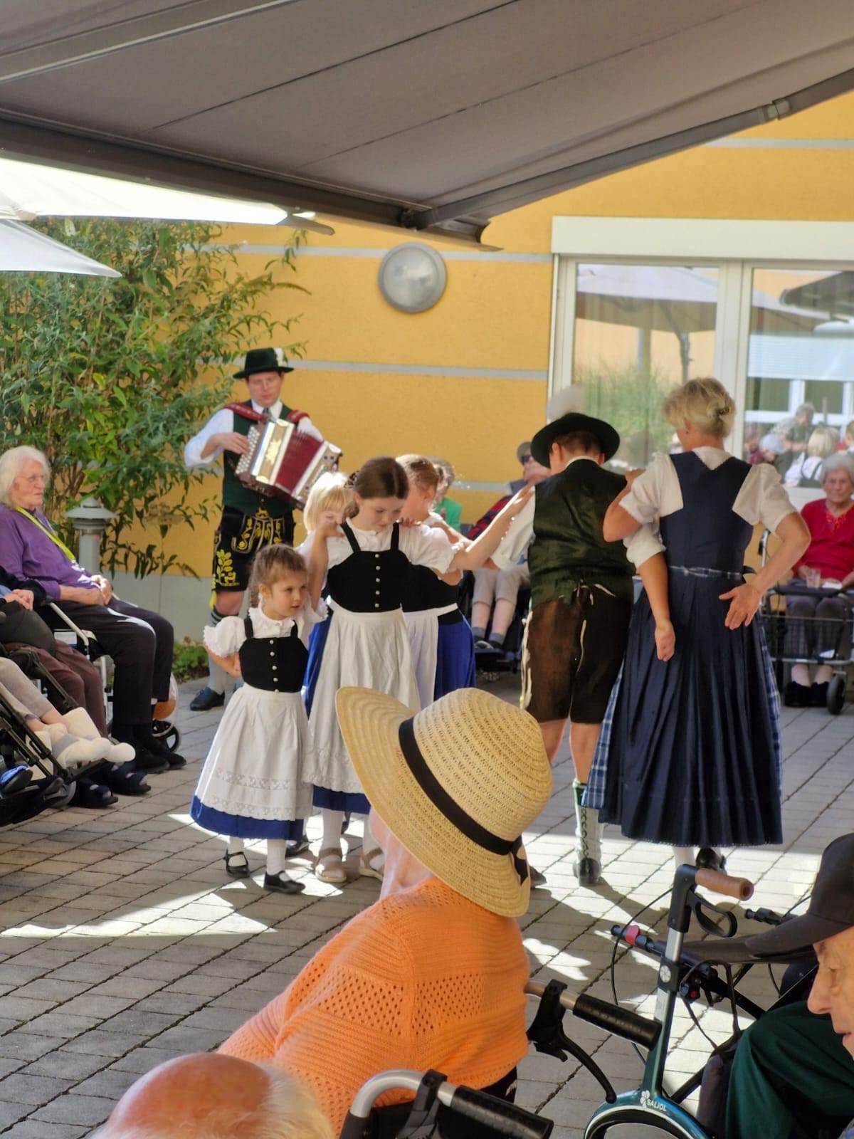 Besuch der Trachtenjugend im Haus Urban