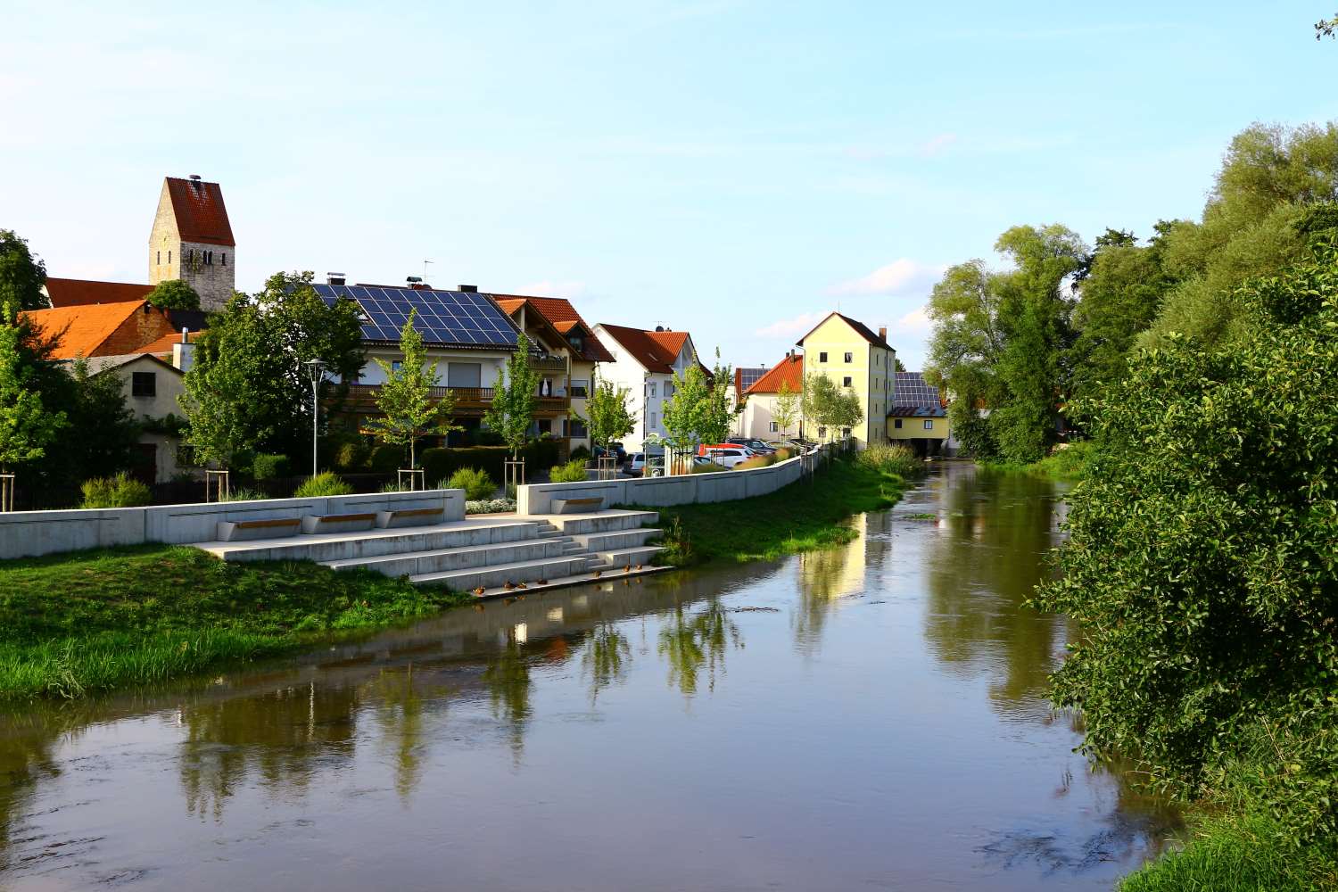 Fluss Abens fließt ruhig vor der Stadt Bad Gögging im Hintergrund