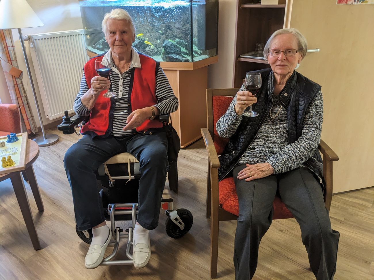 Ein Gläschen Wein beim Kuerbisfest in der Seniorenresidenz Am Park