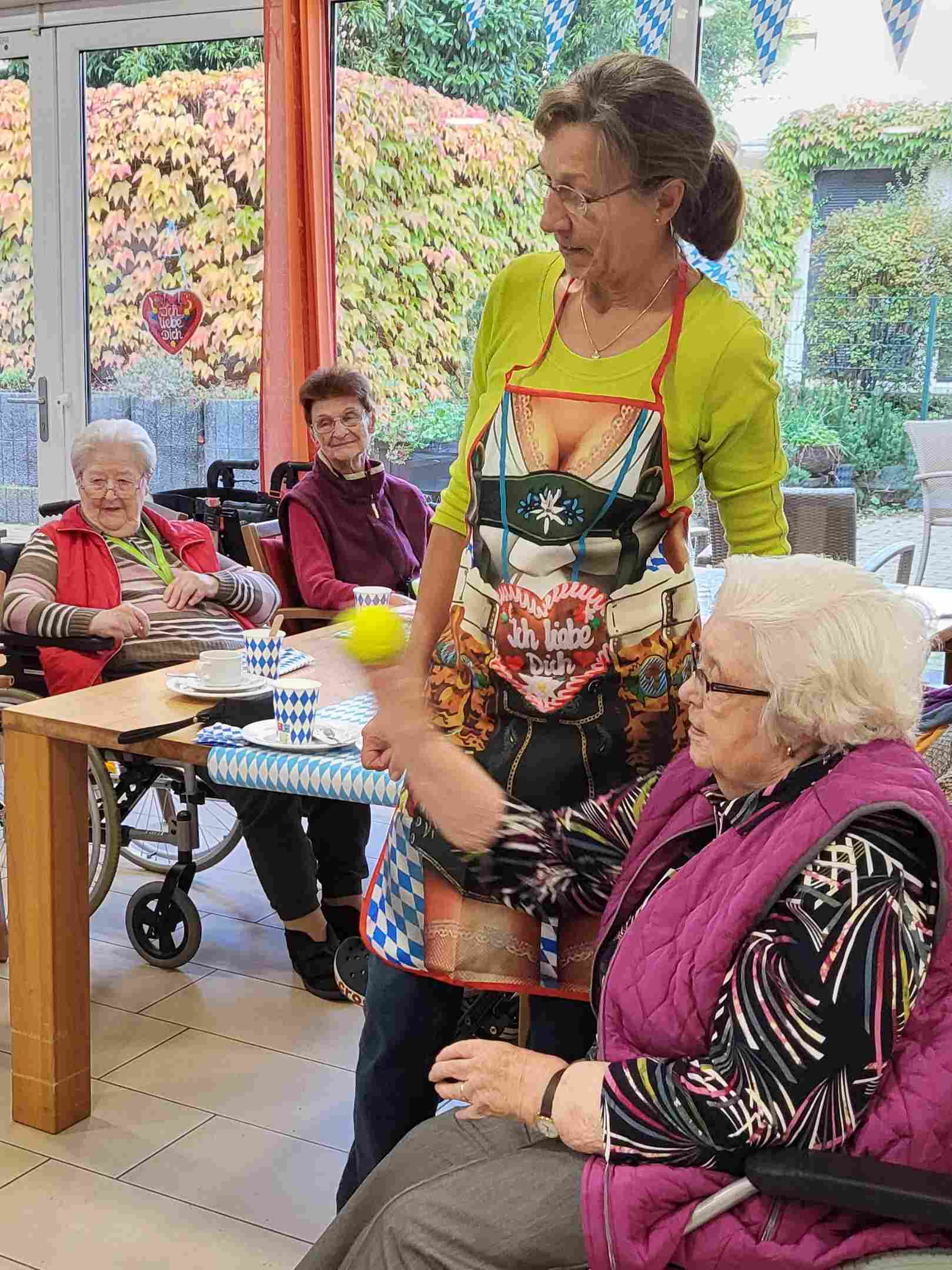 Dosenwerfen beim Oktoberfest in der Seiorenresidenz Am Paulsberg