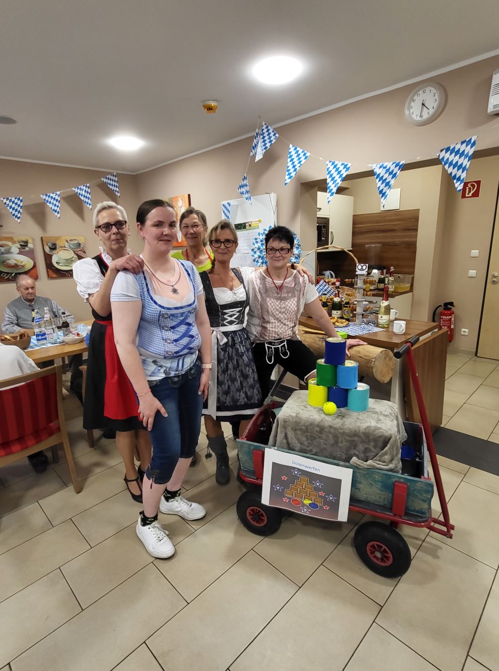 Dosenwerfen beim Oktoberfest in der Seiorenresidenz Am Paulsberg