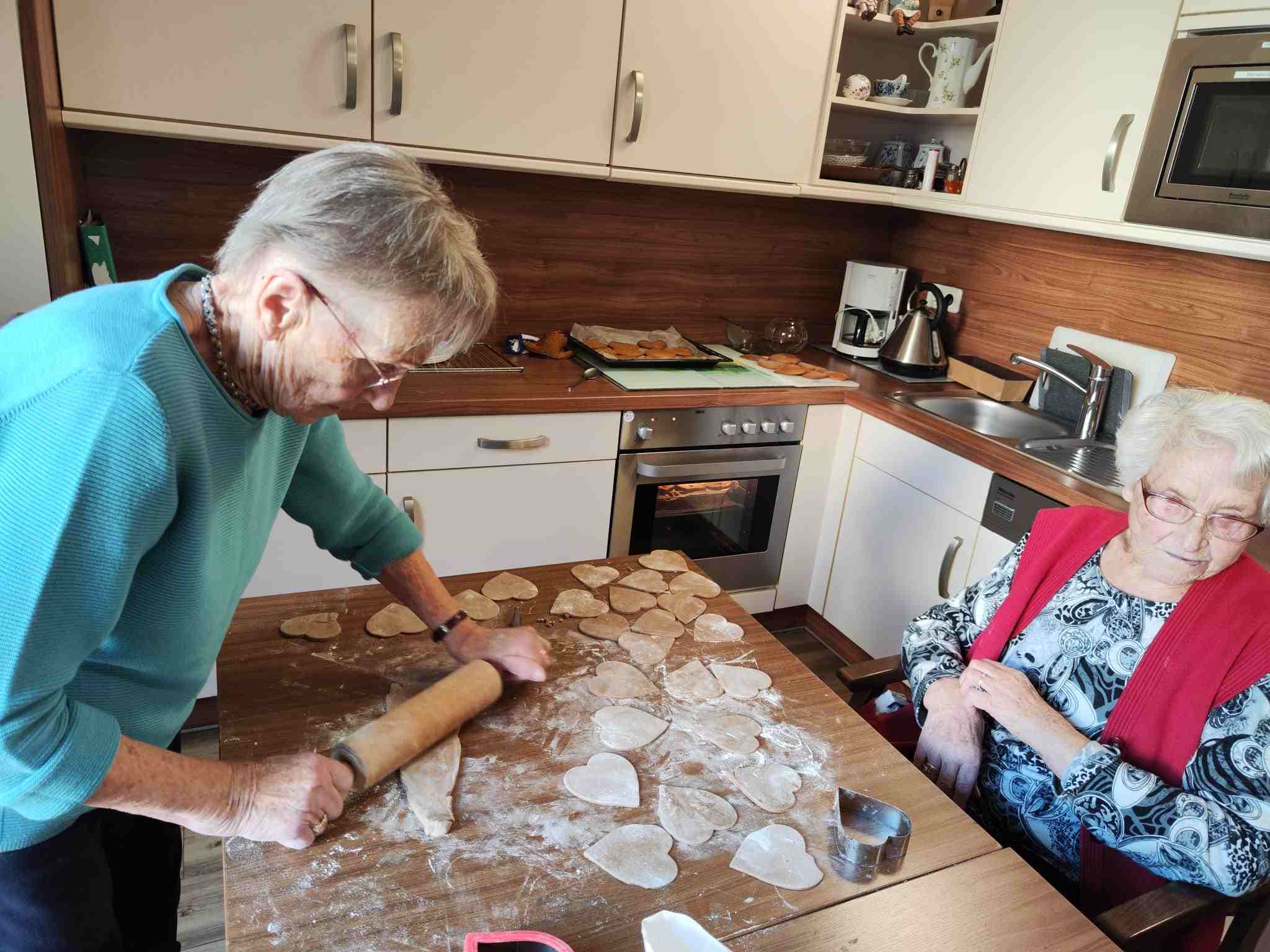 Lebkuchenherzen backen beim Oktoberfest in der Seiorenresidenz Am Paulsberg