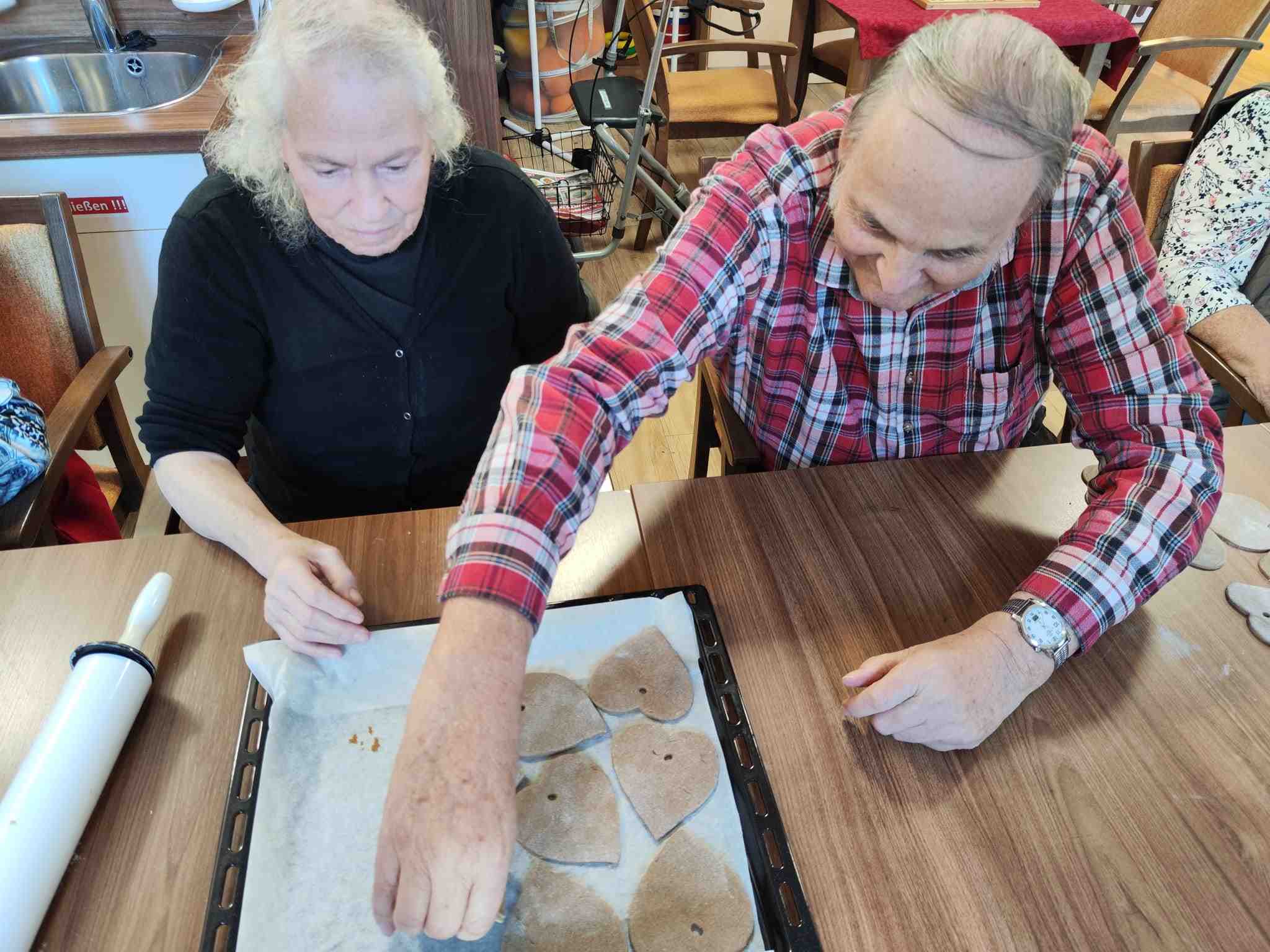 Lebkuchenherzen backen beim Oktoberfest in der Seiorenresidenz Am Paulsberg