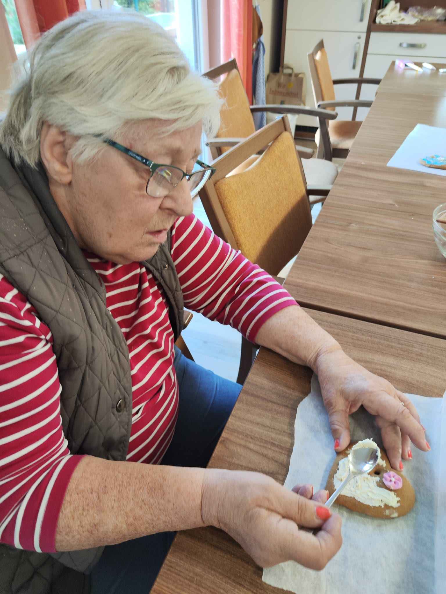 Lebkuchenherzen backen beim Oktoberfest in der Seiorenresidenz Am Paulsberg