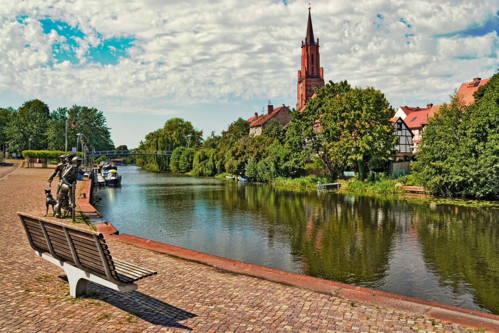 Stadt Rathenow mit Fluss und Promenade im Vordergrund