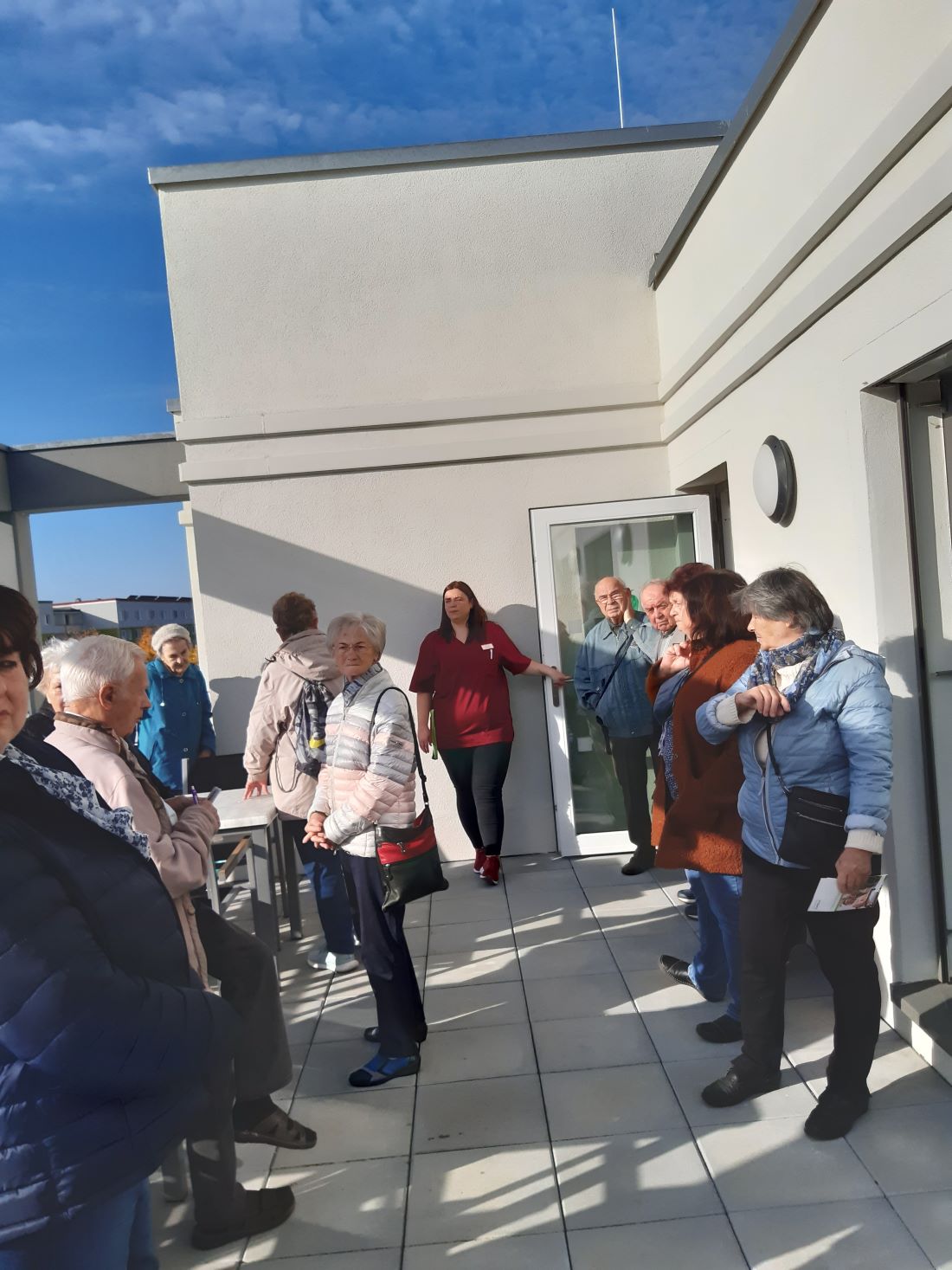 Auf der Terrasse beim Tag der offenen Tür in der Seniorenresidenz Cottbus