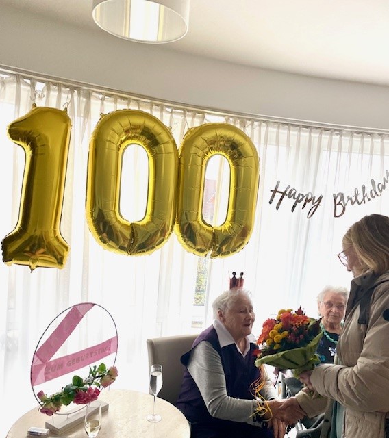 Gratulantin auf 100. Geburtstag im Haus Husemann