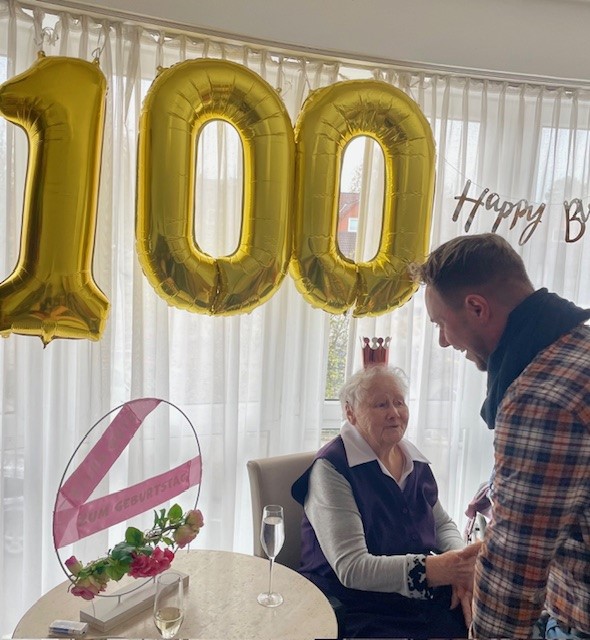 Gratulant auf 100. Geburtstag im Haus Husemann