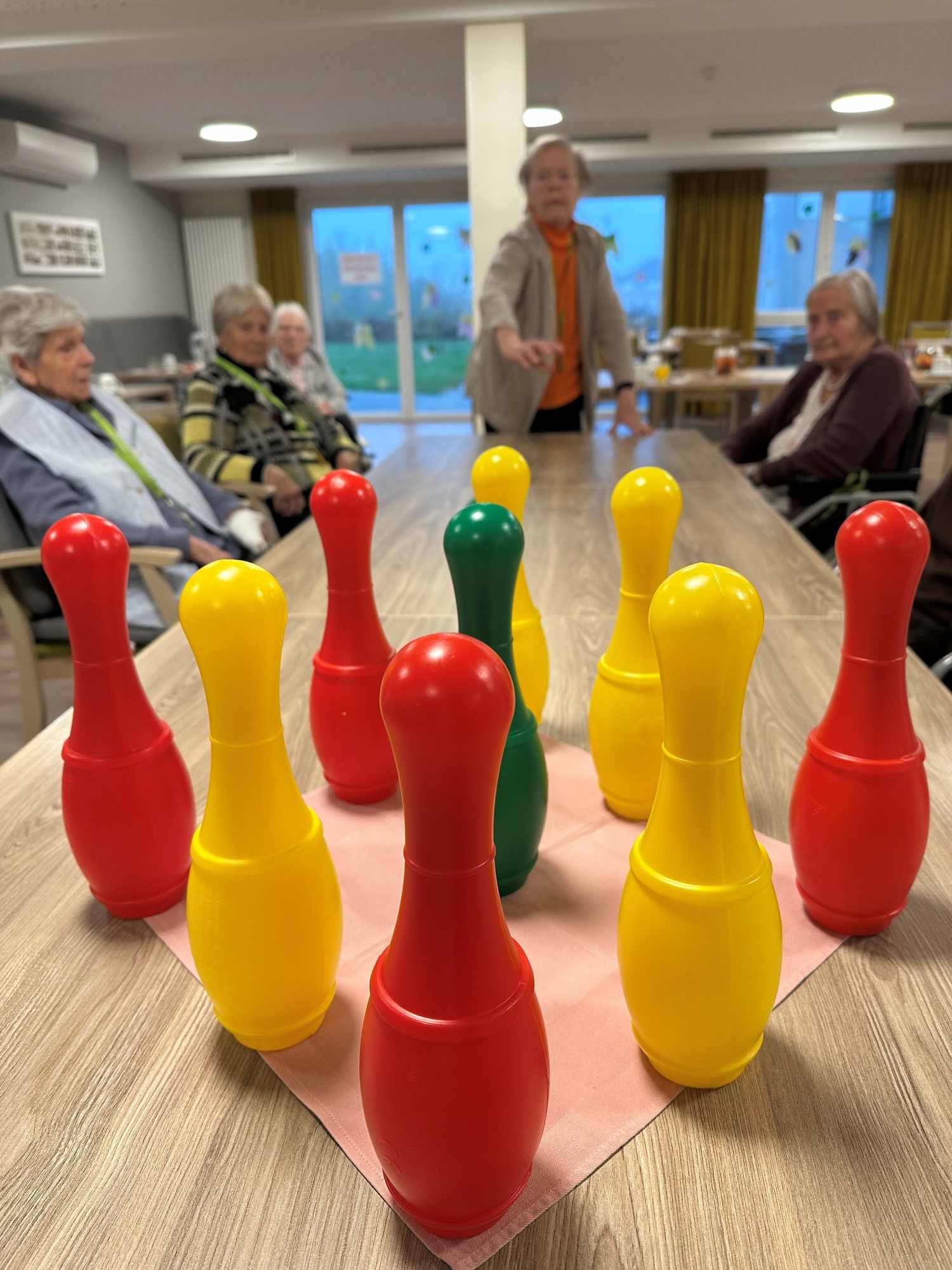 Seniorin beim Tisch-Kegelnachmittag im Haus am Grubenfeld