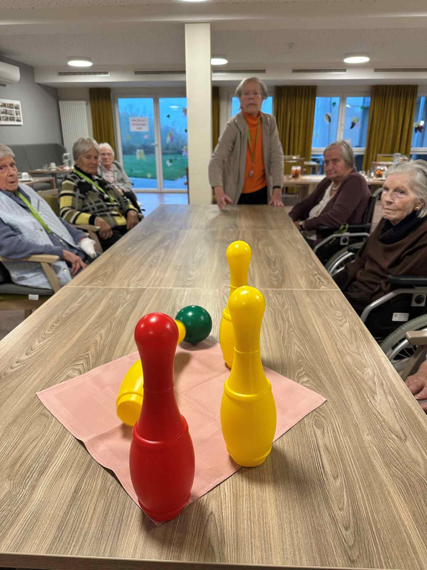 Seniorin beim Tisch-Kegelnachmittag im Haus am Grubenfeld