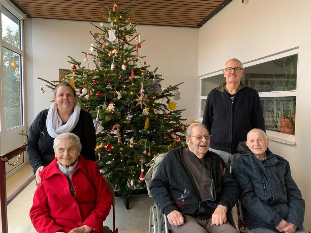 Jung & Alt schmücken Weihnachtsbaum in der Gutenberg-Realschule