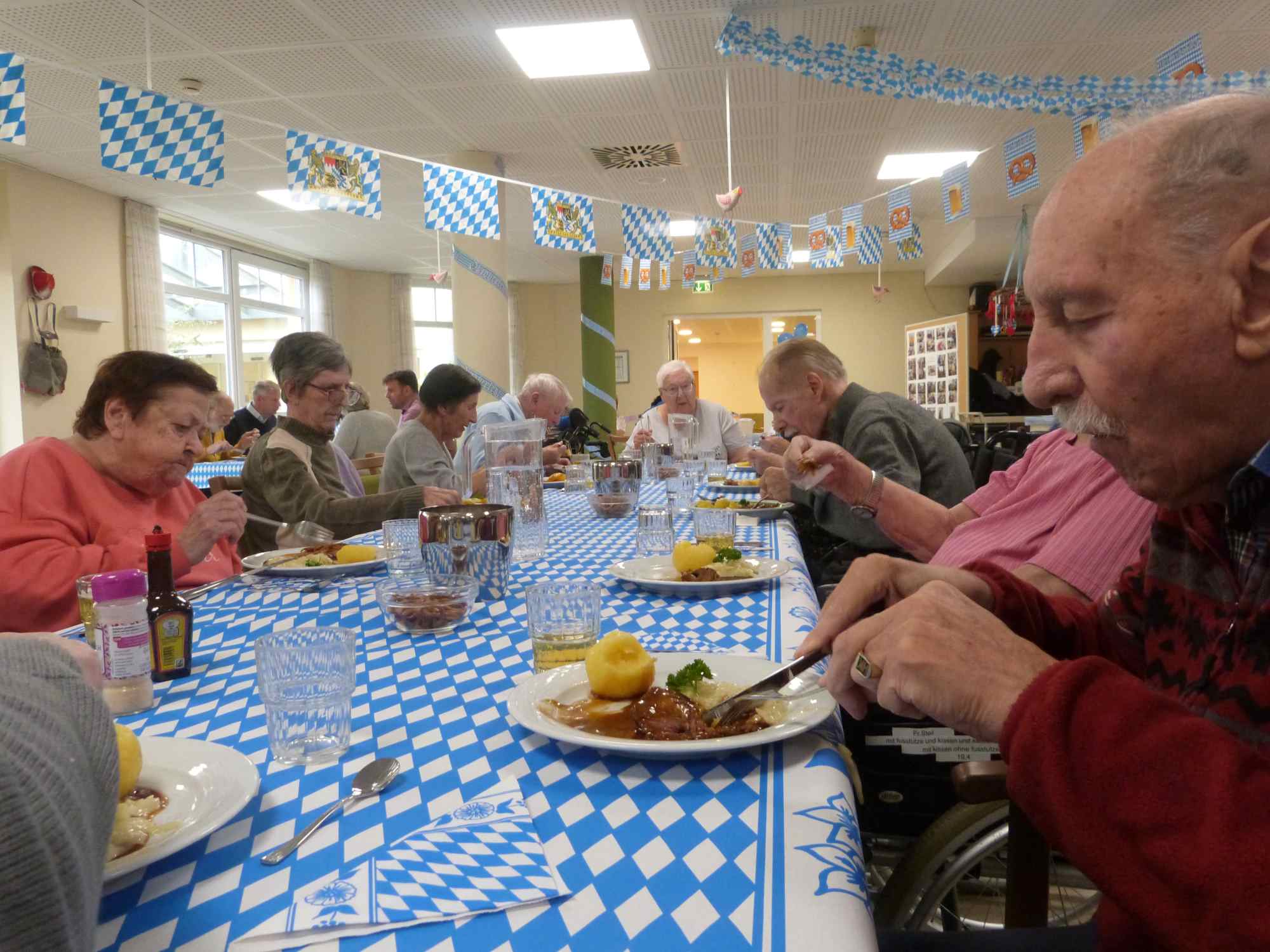 Traditionelles Essen beim Oktoberfest im Haus Nikolas