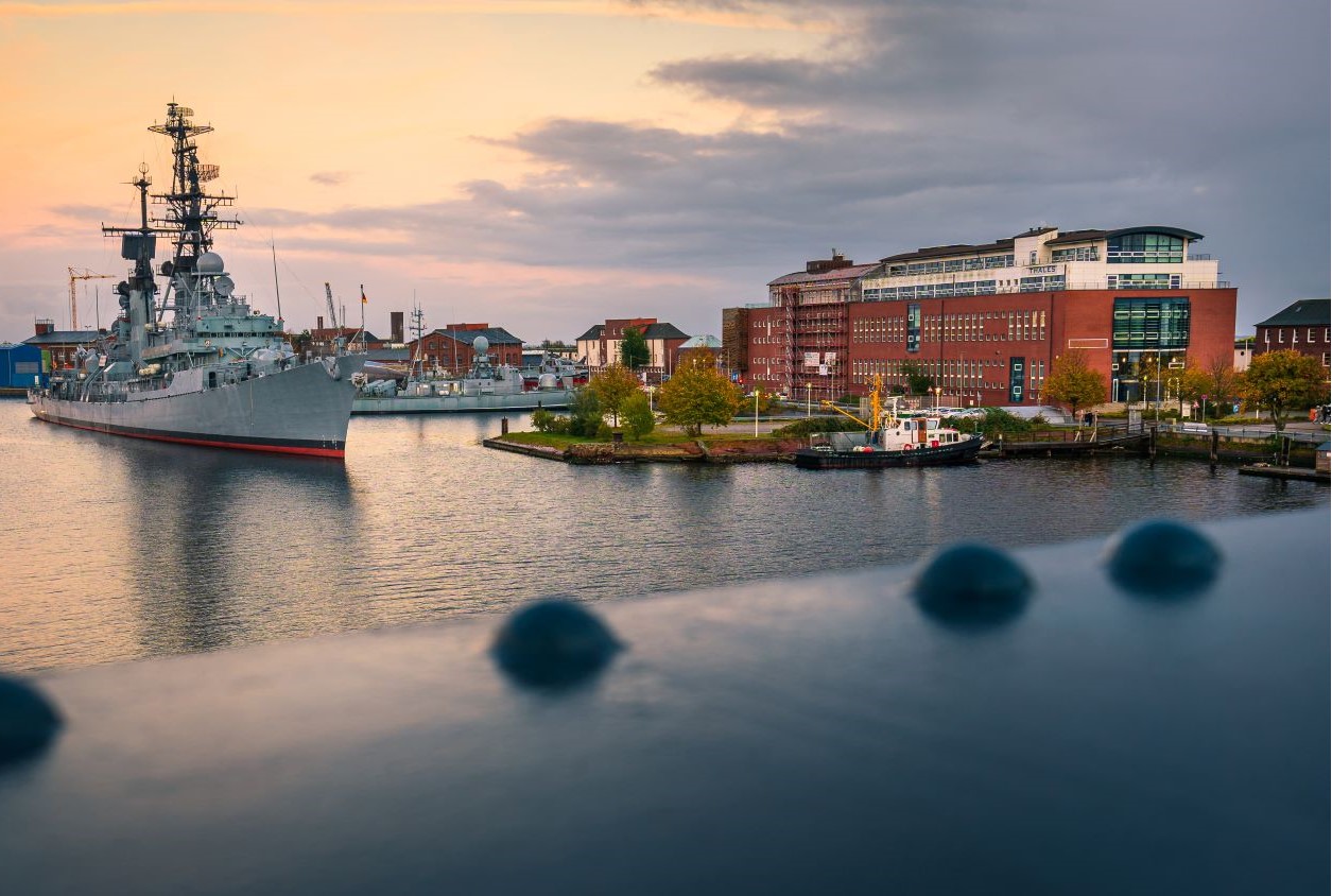 Wilhelmshaven - Schiff fährt ein