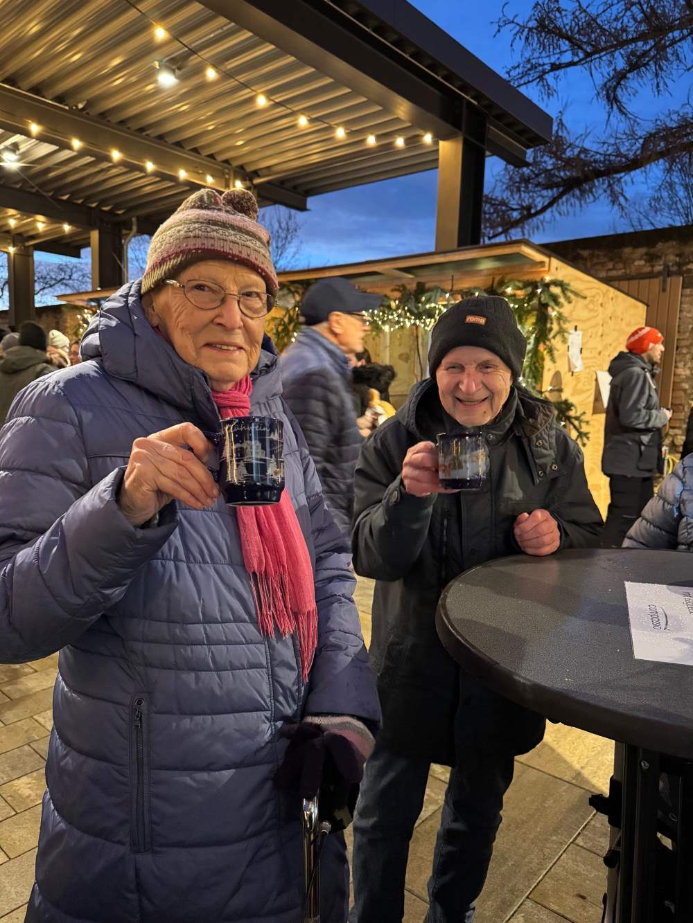 Bewohner und Mitarbeitende des Haus Antonius genießen die festliche Stimmung auf dem Göllheimer Weihnachtsmarkt