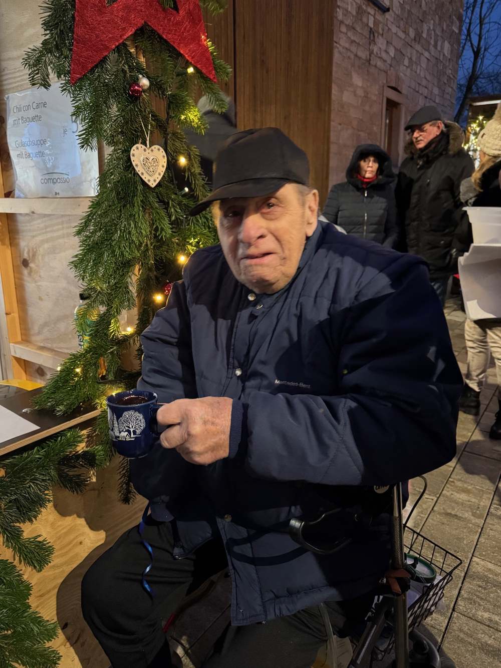 Bewohner und Mitarbeitende des Haus Antonius genießen die festliche Stimmung auf dem Göllheimer Weihnachtsmarkt