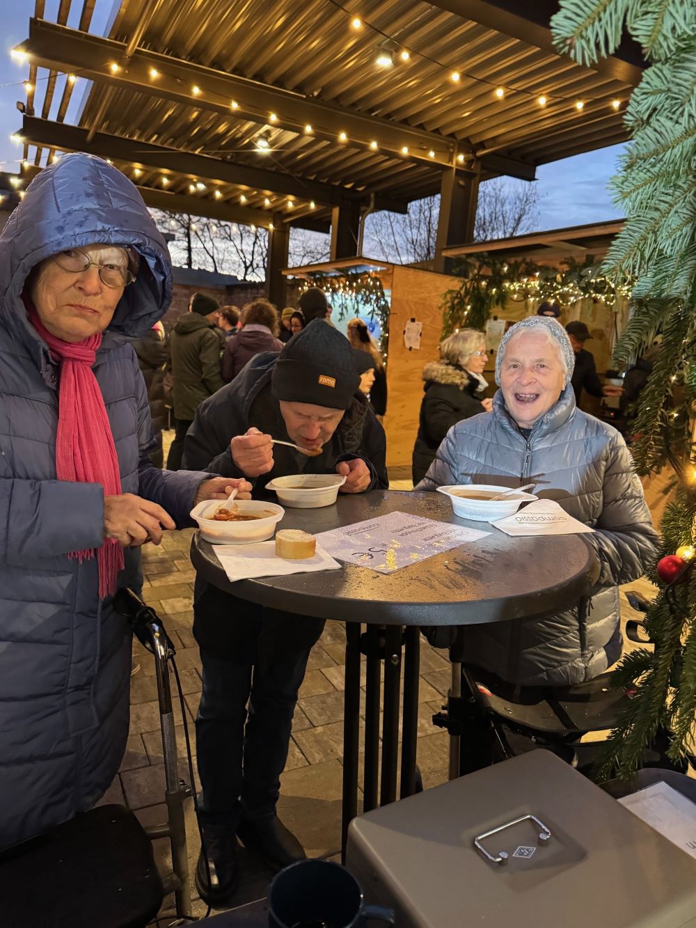 Bewohner und Mitarbeitende des Haus Antonius genießen die festliche Stimmung auf dem Göllheimer Weihnachtsmarkt