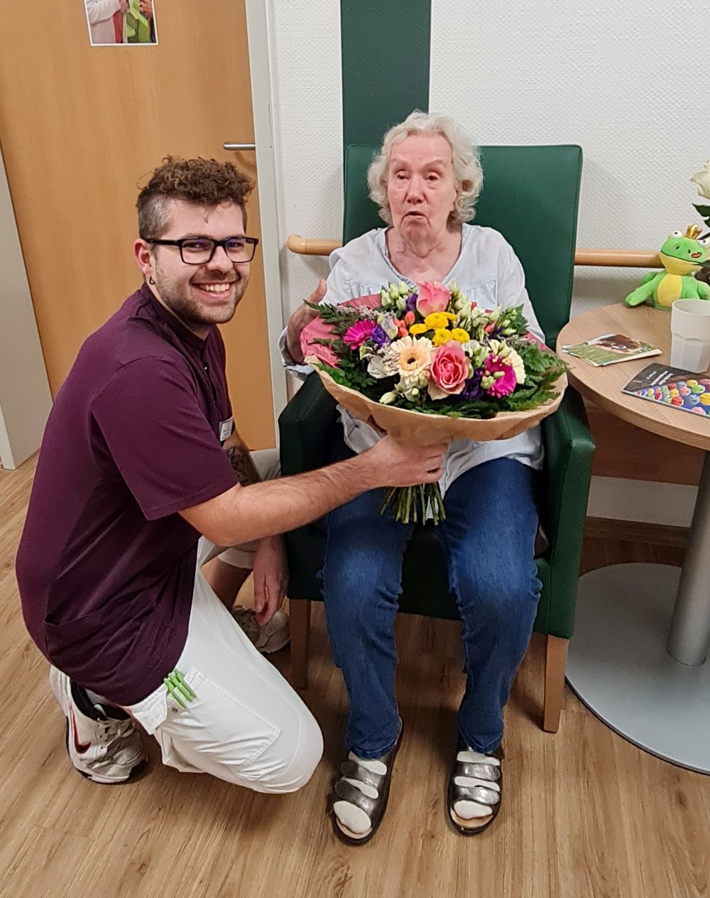 Frau Arnold, unser „Schwarzwaldmädel“, feierte in der Wohnanlage Am Alten Stadttor ihren 80. Geburtstag voller Freude.