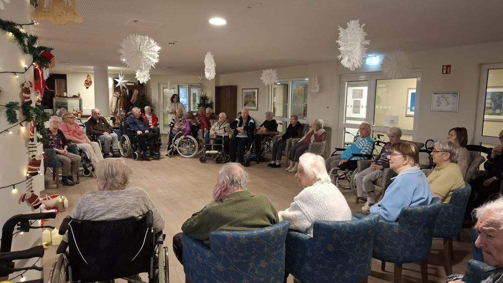 Kinder der Kitagruppe „Rasselbande“ in der Seniorenresidenz Wolfgangstraße in Dessau