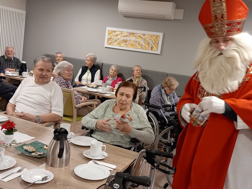 Der Nikolaus besuchte das Seniorendomizil „Am Grubenfeld“ und brachte Geschichten, Geschenke und Weihnachtsfreude mit