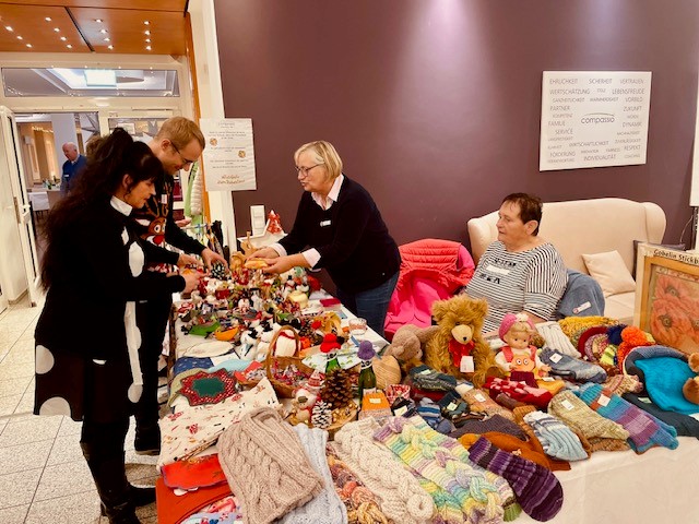 Weihnachtsmarktstimmung bei der Nikolausfeier im Haus Husemann mit Leckereien und selbstgefertigten Geschenken