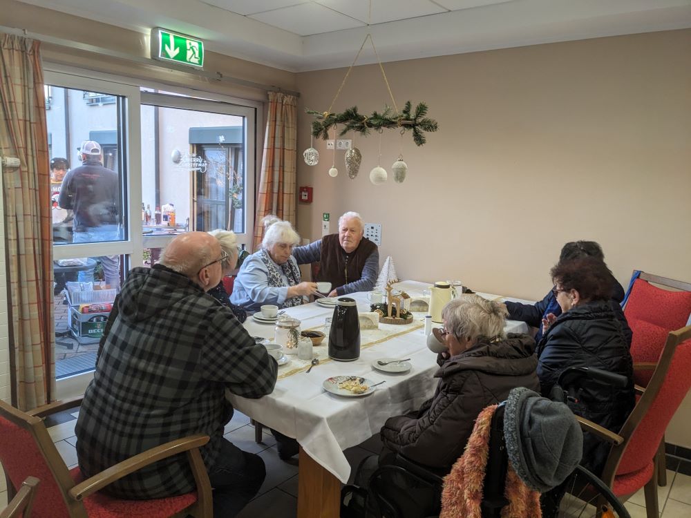 Weihnachtsbasar in der Seniorenresidenz Am Park in Wesendorf: Stände mit handgemachten Produkten und winterlicher Charme lockten viele Besucher an