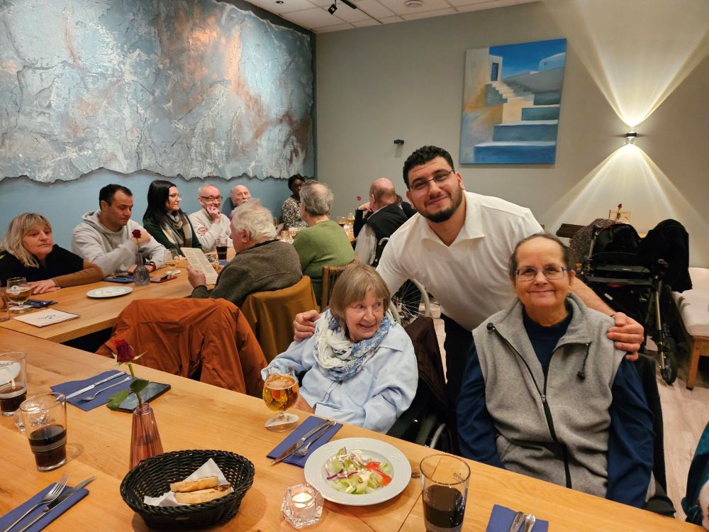 Ausflug ins griechisches Restaurant mit den Bewohnern der Seniorenresidenz Harburg