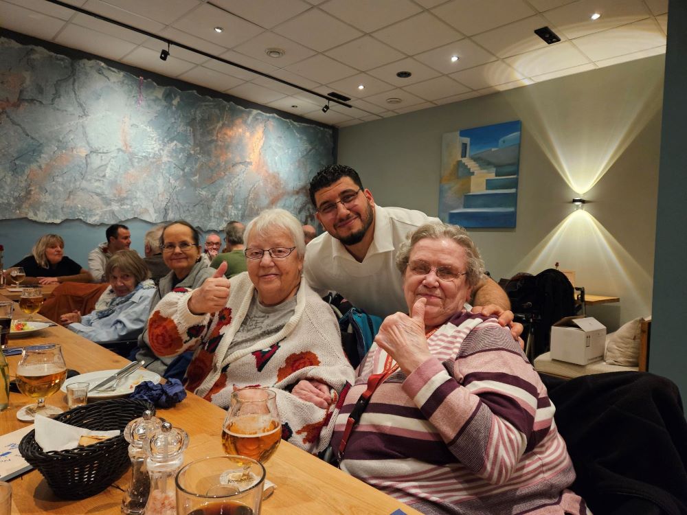 Ausflug ins griechisches Restaurant mit den Bewohnern der Seniorenresidenz Harburg