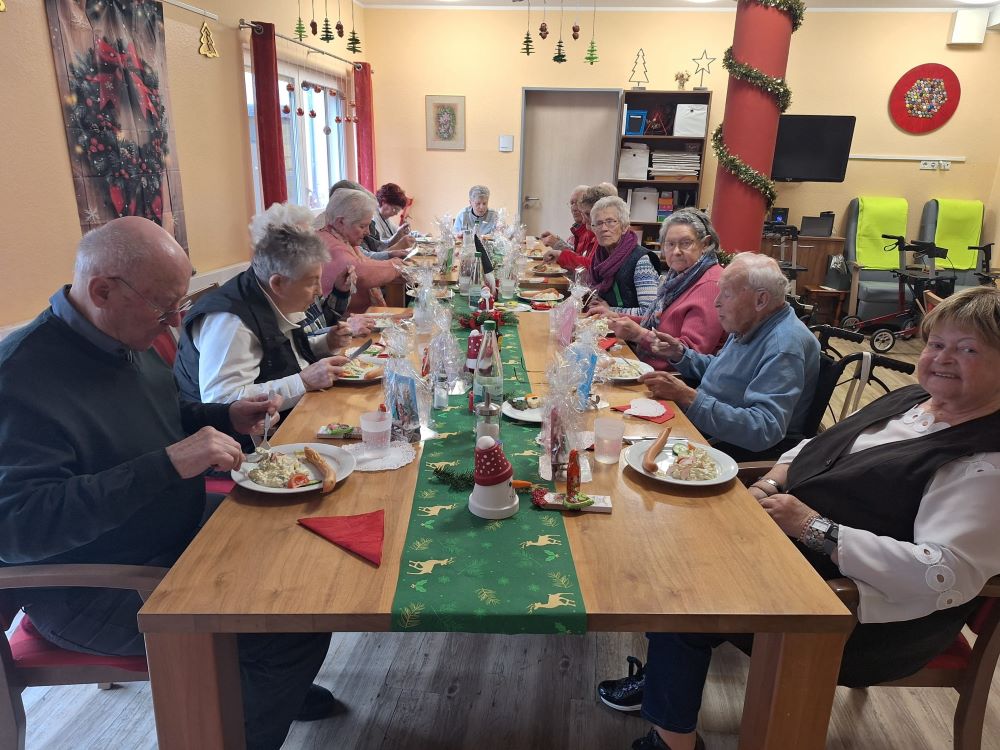 Der Nikolaus verteilt Geschenke bei der Weihnachtsfeier in der Tagespflege Mondorf