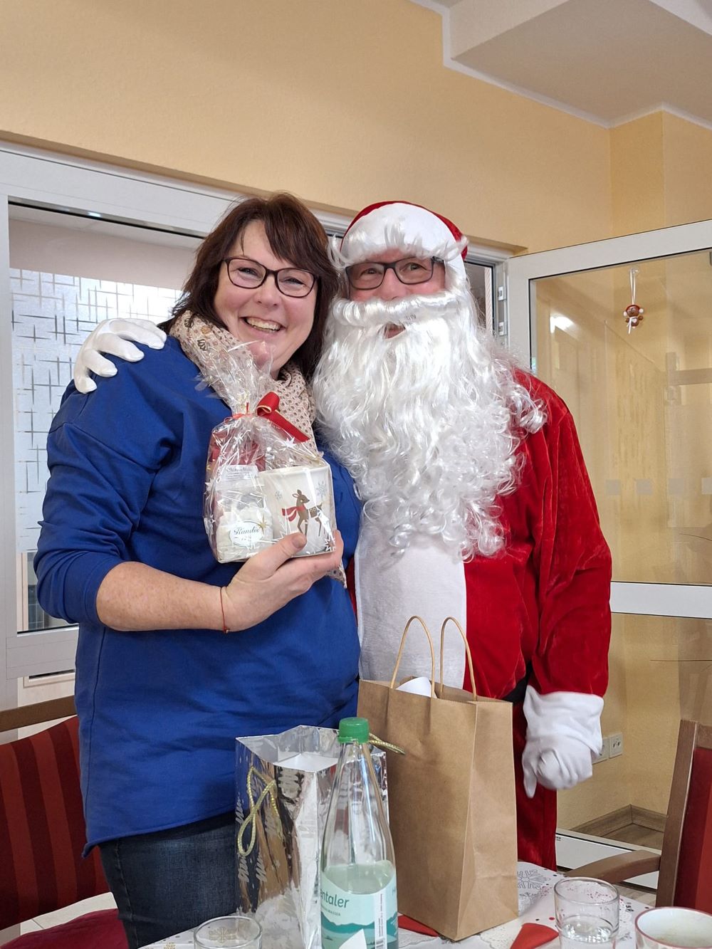 Der Nikolaus verteilt Geschenke bei der Weihnachtsfeier in der Tagespflege Mondorf