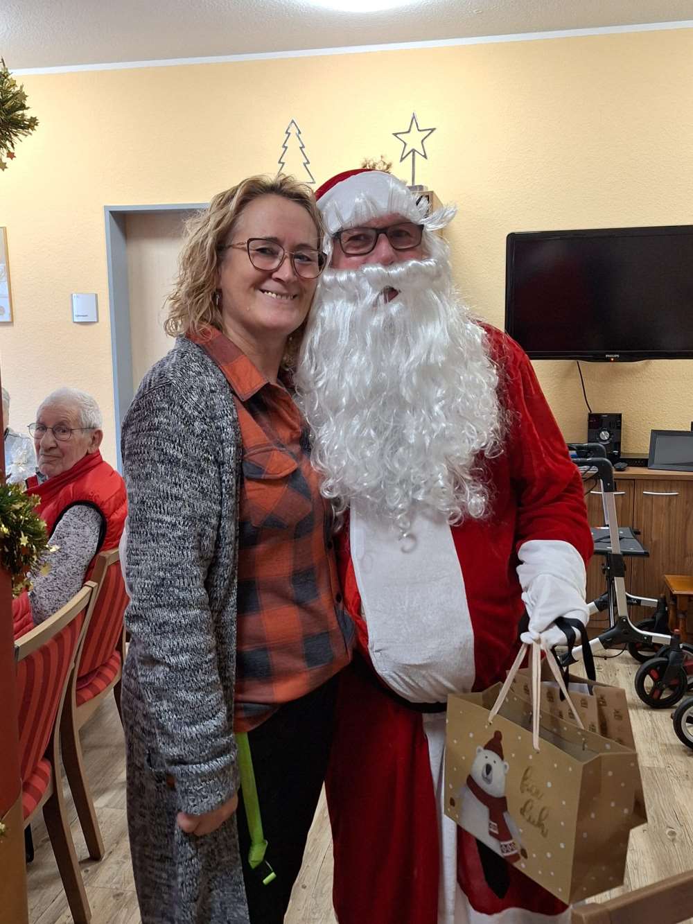 Der Nikolaus verteilt Geschenke bei der Weihnachtsfeier in der Tagespflege Mondorf