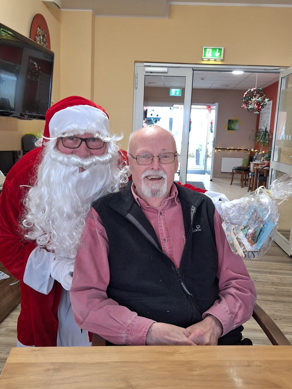 Der Nikolaus verteilt Geschenke bei der Weihnachtsfeier in der Tagespflege Mondorf