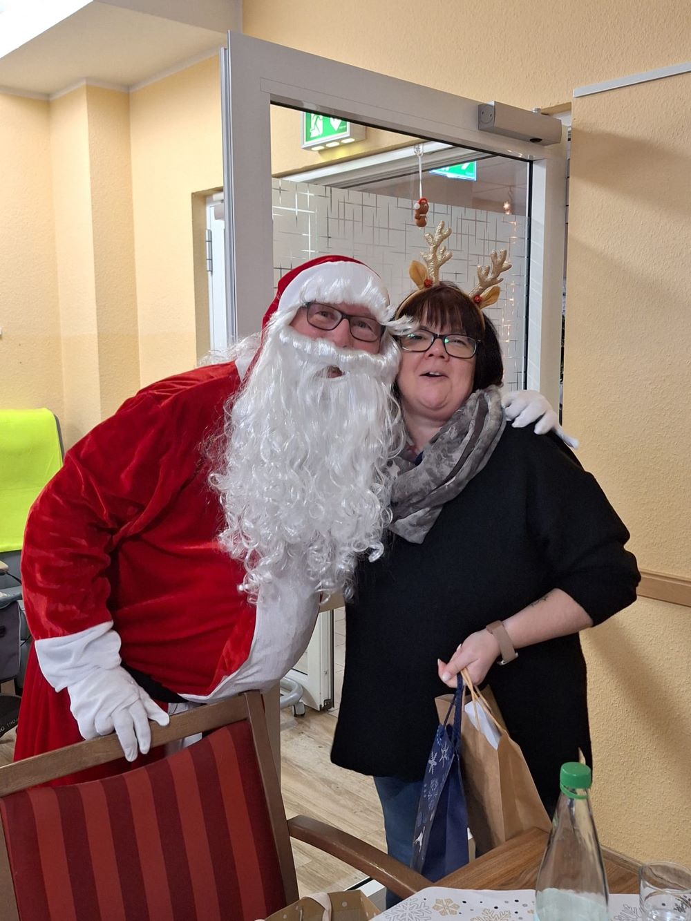 Der Nikolaus verteilt Geschenke bei der Weihnachtsfeier in der Tagespflege Mondorf