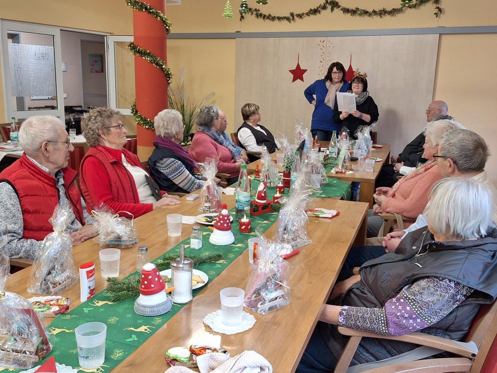 Der Nikolaus verteilt Geschenke bei der Weihnachtsfeier in der Tagespflege Mondorf