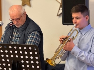 Stimmungsvolle Weihnachtsfeier im Haus Valentin mit Musik