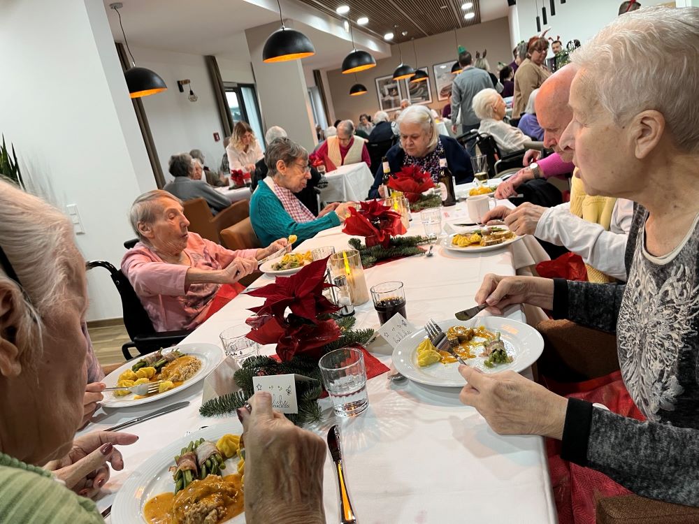 Festliche Stimmung, weihnachtliches Essen und Geschenke vom Engel: Die Weihnachtsfeier in der Wohnanlage am Fritzbruch