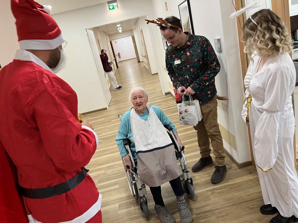 Festliche Stimmung, weihnachtliches Essen und Geschenke vom Engel: Die Weihnachtsfeier in der Wohnanlage am Fritzbruch