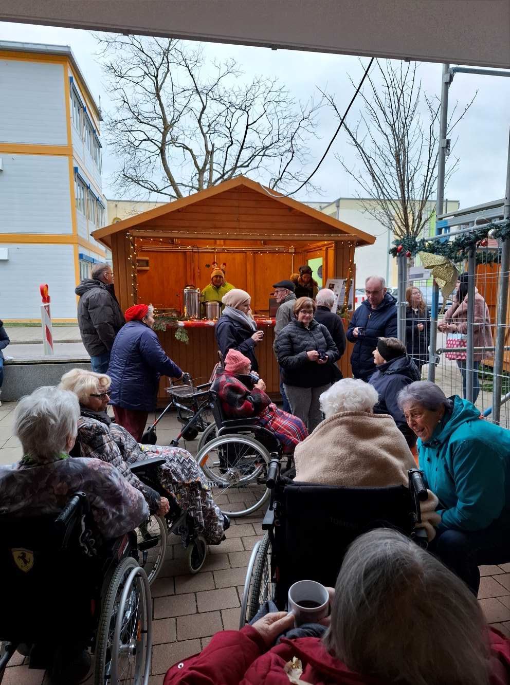 Erster Weihnachtsmarkt am Haus Gabriels begeistert Bewohner und Besucher