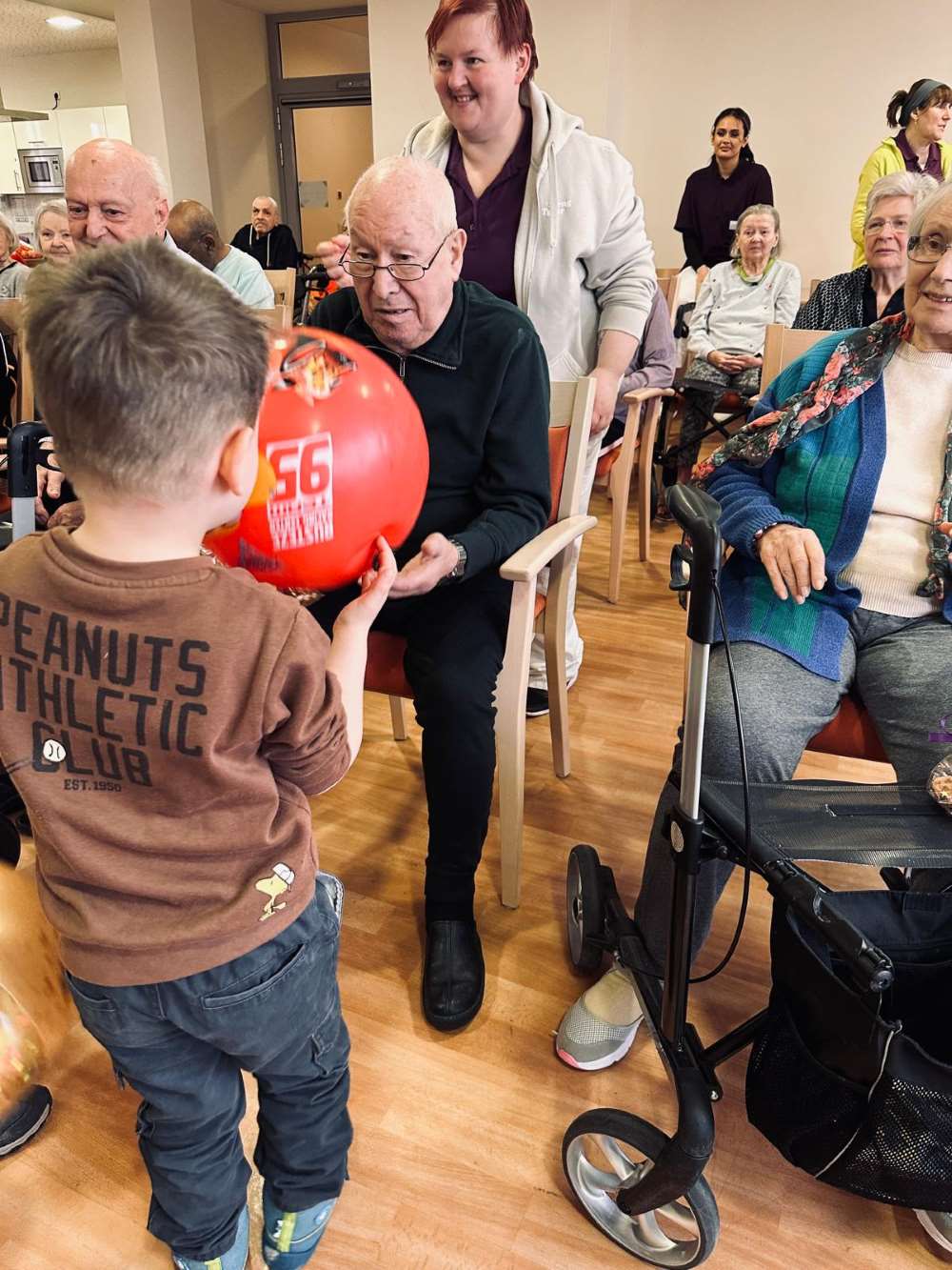 Fröhlicher Besuch der KiTa Kindervilla im Haus Martin