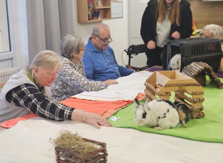 Tierischer Besuch im Haus Gabriel: Der Krümelhof begeistert Bewohner