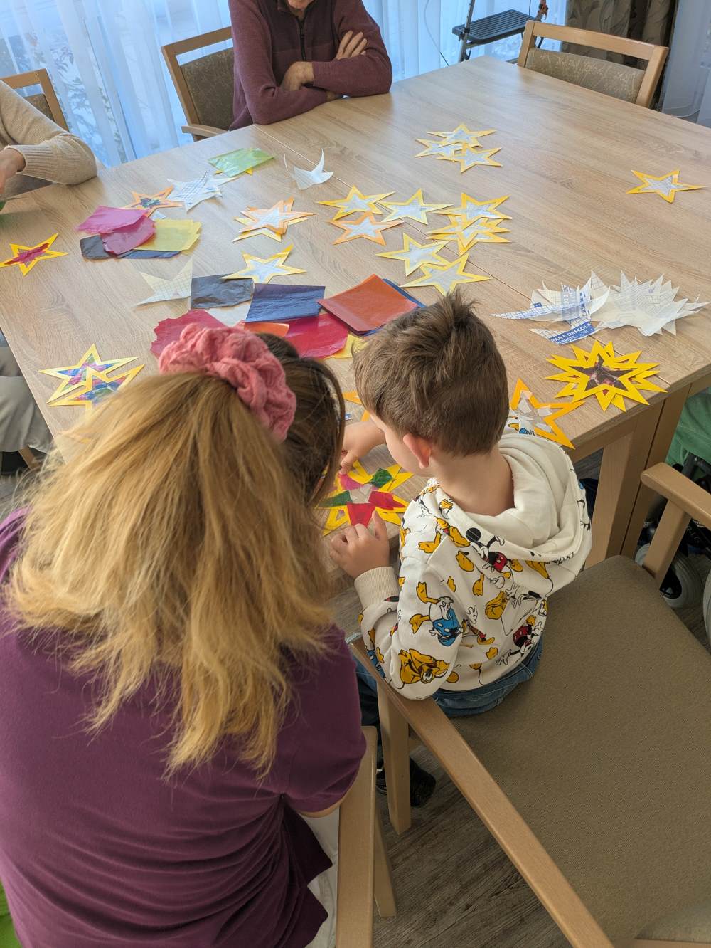 Im Haus Gabriel bastelten Kinder des Kindergartens „Johanni Piraten“ mit Senioren bunte Sterne