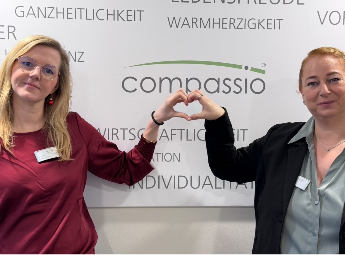 Mit Kompetenz und Leidenschaft für Pflegebedürftige:  Petra Schonhofen und Jana Belitz führen, gemeinsam mit viel Frauenpower, die compassio-Seniorenresidenz Barkhausen mit viel Erfahrung