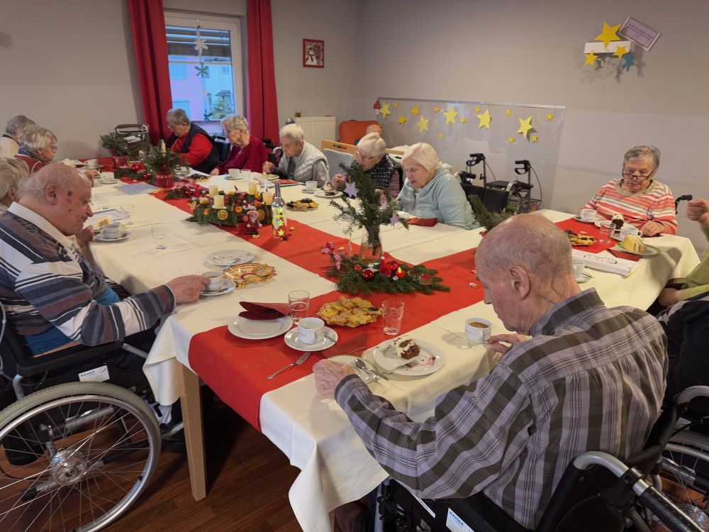 Herzliche Weihnachtsfeier im Seniorendomizil