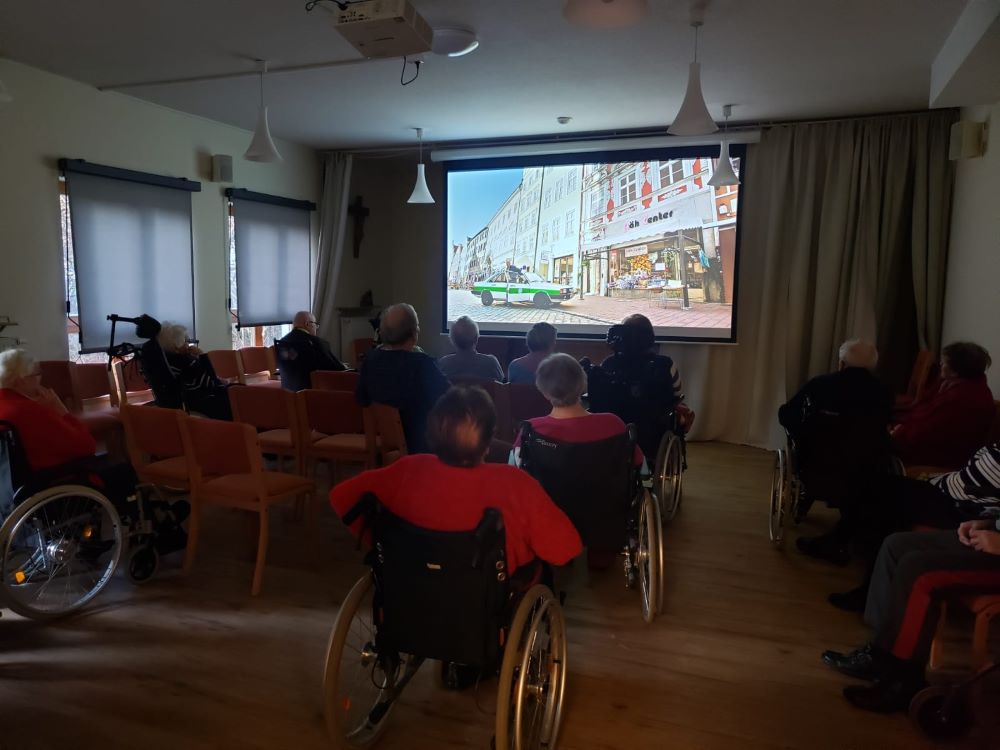 Meta-Titel: Geselliger Seniorennachmittag mit Leberkas und Kino im Haus Raphael